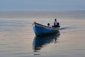 Climática [Imagen: el presidente de la Gremial de Pescadores, Cristóbal Pop, a bordo de su barca. Foto: EDDY ZETA / PRENSA COMUNITARIA]