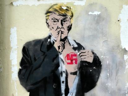 ee.uu-Anti-Trump-graffiti-London-scaled-1