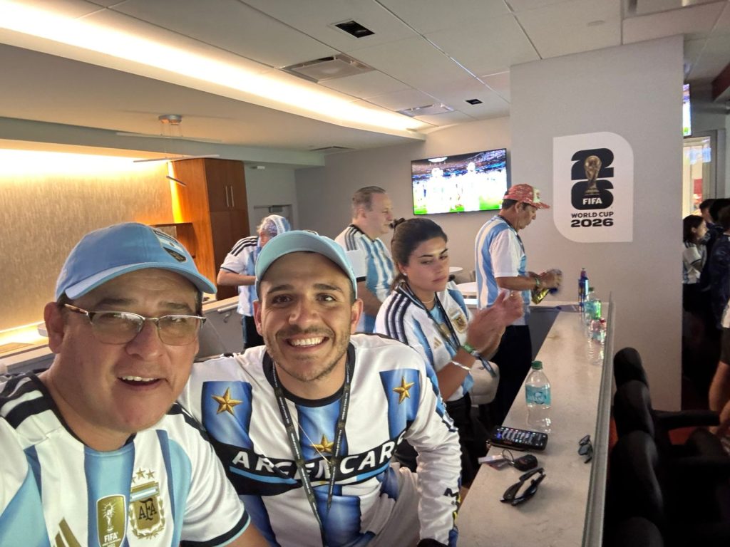 Los pibes con el reportaje desde el palco