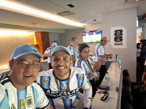 Los pibes con el reportaje desde el palco